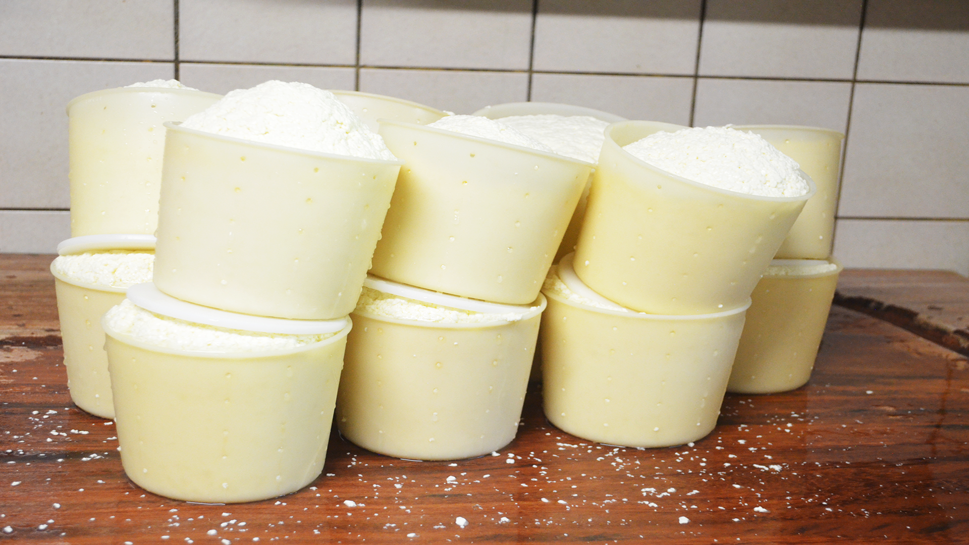 ...damit der Käserohstoff in die Käseformen gefülllt werden kann. Bald entstehen daraus feine Bio-Mutschli (Bild: «Bern ist Bio»).
