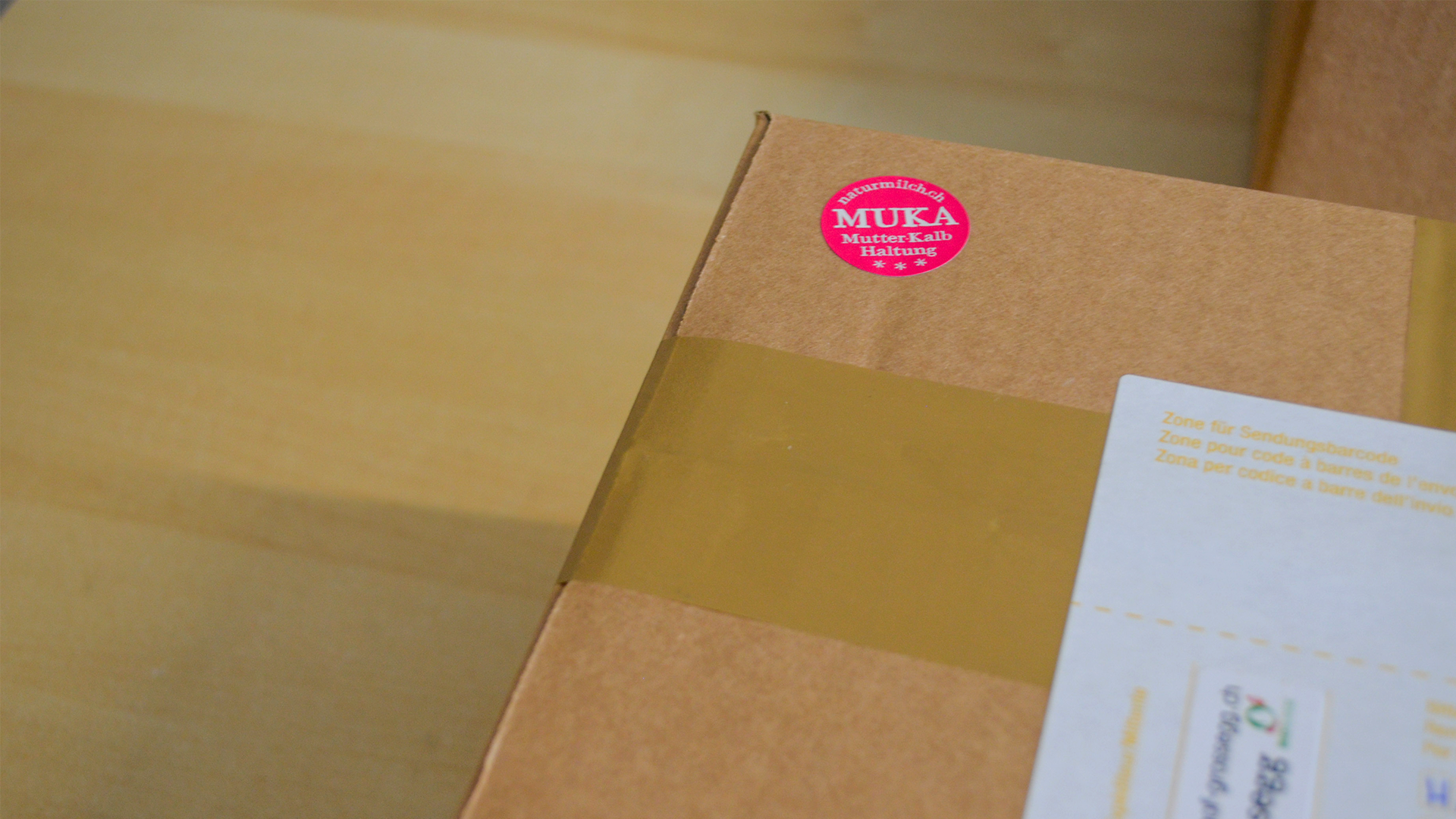 ...verpackt und mit dem MuKa-Button gekennzeichnet. Und schon bald ist der Bio-Käse bei dir im Briefkasten (Bild: «Bern ist Bio»/Yves Champoud)!